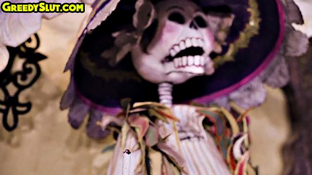 Блондинка с аппетитной задницей ищет приключения на черный ствол, а мораль - где-то отдыхает.