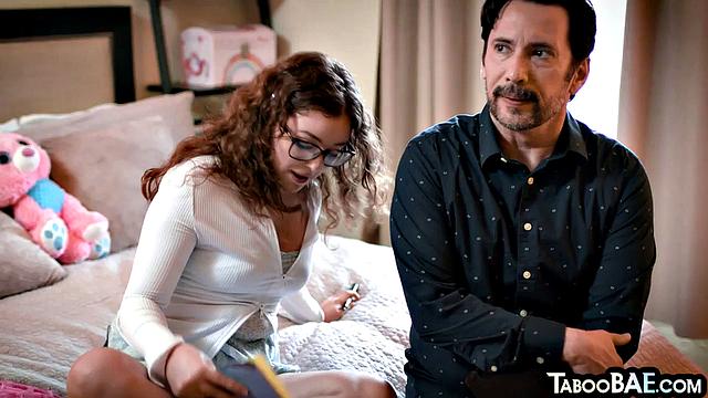 Любовник жарко трахает сочную даму с аппетитной попкой в чулках.