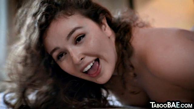 Любовник жарко трахает сочную даму с аппетитной попкой в чулках.