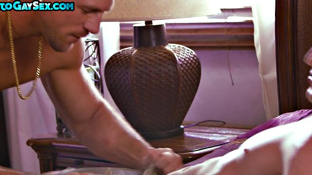 качок трахается с пассивом без резинки после минета на улице