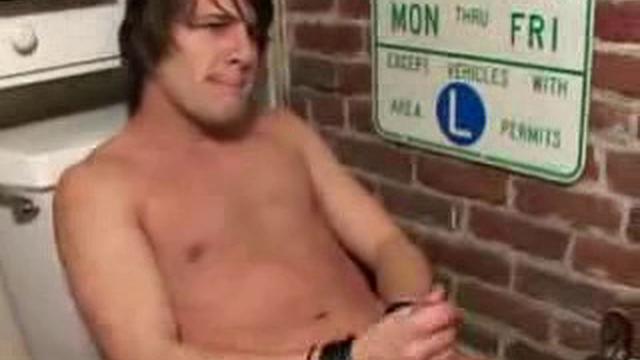 Алекс Вест развлекает себя-рука не предаст и не скажет "нет"