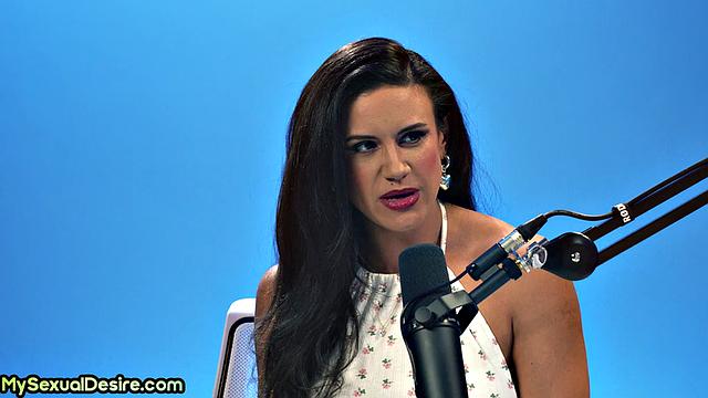 Stunning horny babe pussyfingering solo