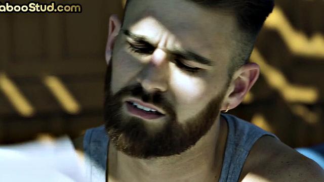 смотри, как отчим жёстко трахает взрослого задрота дома