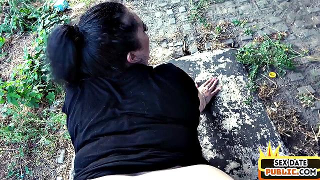 Big booty babe pussysmashed outdoors