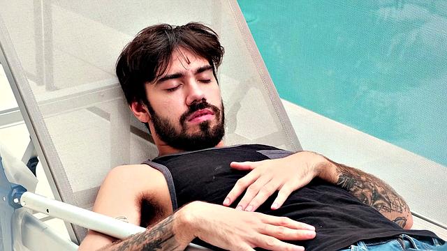 Изысканная Isabella Flames наказывает сонного чистильщика бассейнов по-взрослому