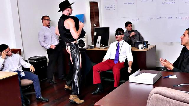 офисные качки устраивают дикий косплей-тройничок