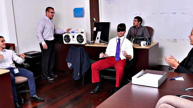 офисные качки устраивают дикий косплей-тройничок