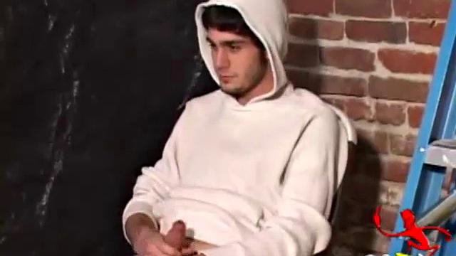 В гараже два мужика дрочат друг другу и кончают вместе, атмосфера на пределе напряжения.