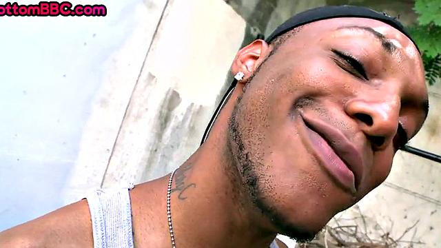 Nubian thug picked up and banged outdoor by white top