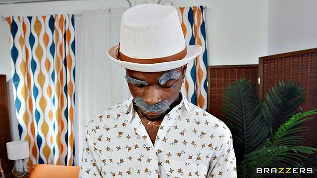 Ebony Mystique соблазняет молодого парня и получает жёсткий анальный секс от Damion Dayski.