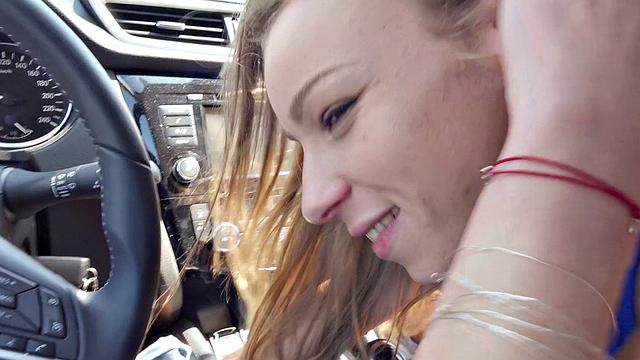блондинка трахается с незнакомцем в машине в барселоне