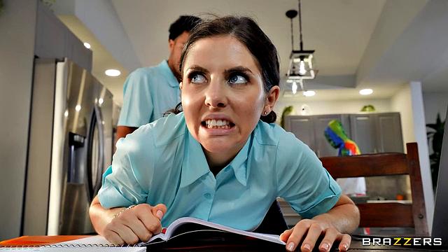 Студентка в очках меняет братскую любовь на анальный сюрприз с Двейном!