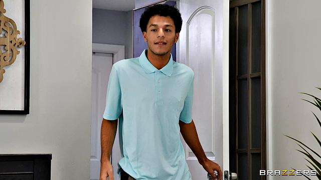 Студентка в очках меняет братскую любовь на анальный сюрприз с Двейном!