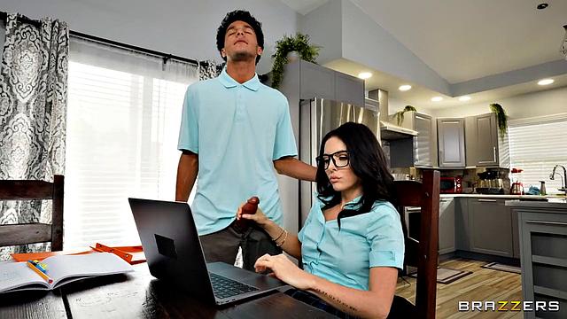 Студентка в очках меняет братскую любовь на анальный сюрприз с Двейном!