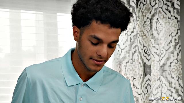 Студентка в очках меняет братскую любовь на анальный сюрприз с Двейном!