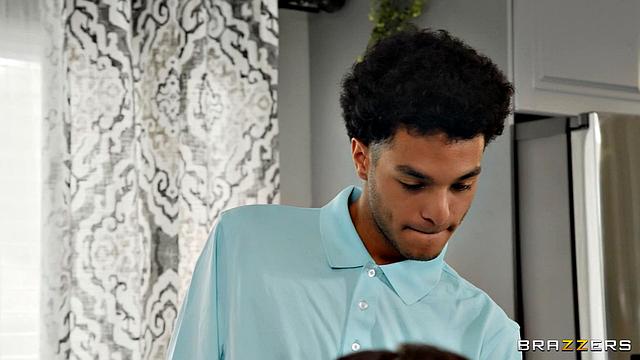 Студентка в очках меняет братскую любовь на анальный сюрприз с Двейном!