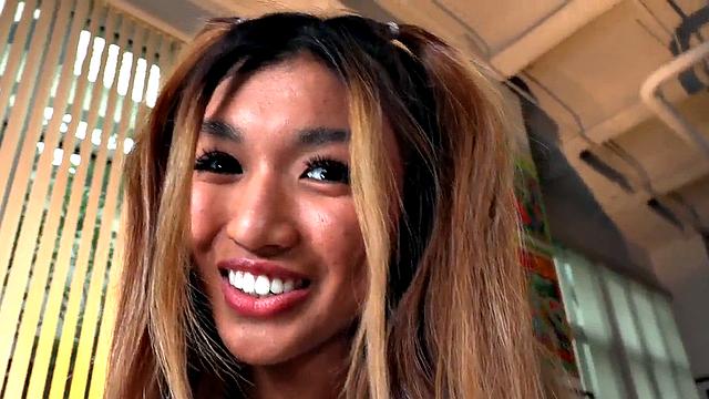 Горячая азиатка в pov заводит грязной болтовнёй, дрочит грудью и ногами