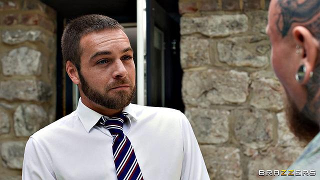 рыжая соблазняет покупателя на просмотре дома