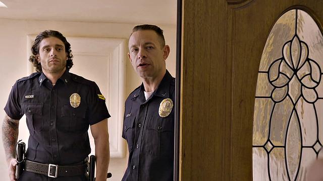 Элизабет Скайлер показывает копу, что её декольте сильнее закона