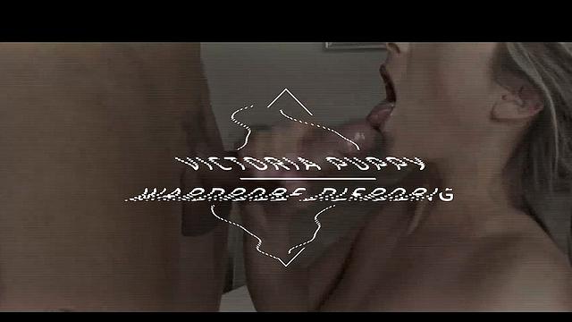 Victoria Puppy балуется игрушками в белье - зеркало ни при чём