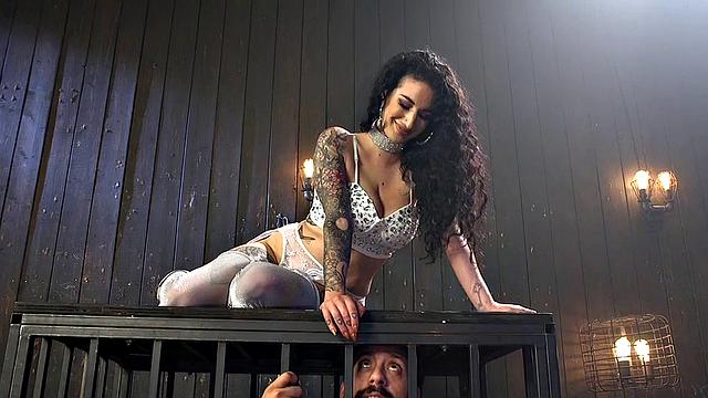 Татуированная милфа с ремнём учит би-подчинённого работать и ртом, и попой