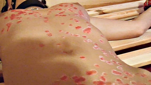 Эми в кляпе и наручниках орет от горячего воска