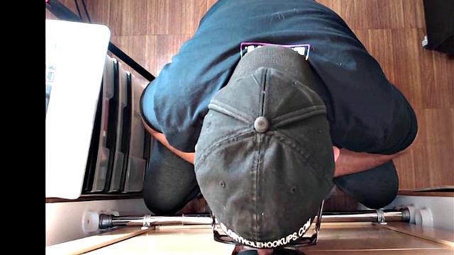 Barebacked gloryhole DILF sucks in amateur video