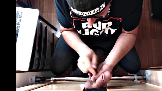 Barebacked gloryhole DILF sucks in amateur video