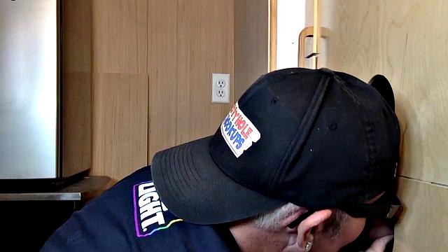 Barebacked gloryhole DILF sucks in amateur video