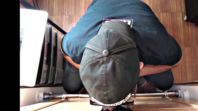 Barebacked gloryhole DILF sucks in amateur video