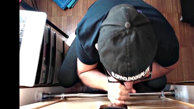 бородатый дядька не прочь пососать без резинки через дырку