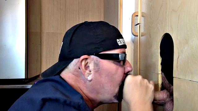 Barebacked gloryhole DILF sucks in amateur video