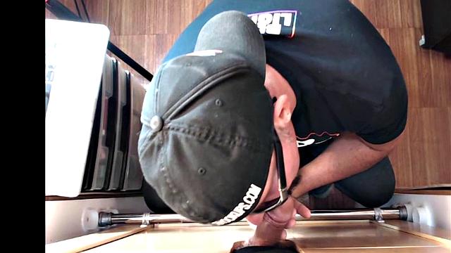 Barebacked gloryhole DILF sucks in amateur video