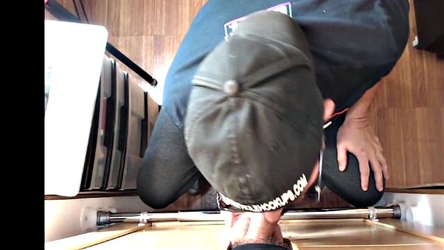 Barebacked gloryhole DILF sucks in amateur video