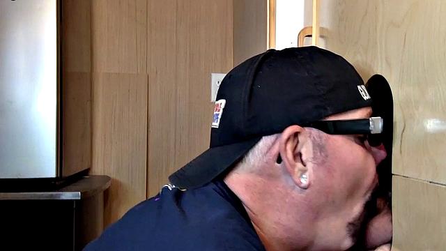 Barebacked gloryhole DILF sucks in amateur video