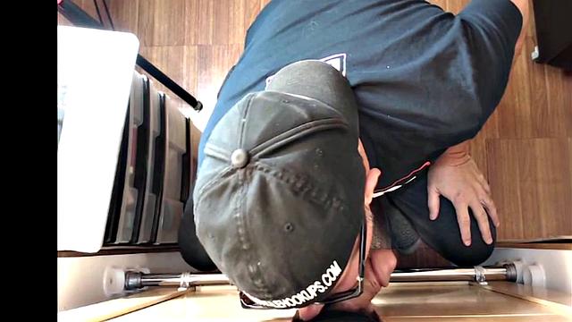 Barebacked gloryhole DILF sucks in amateur video