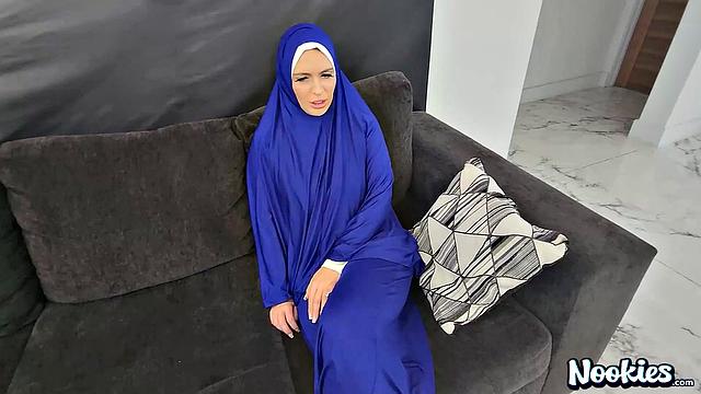 Взрослая в хиджабе отдается за гринкарту и получает сперму в себя.