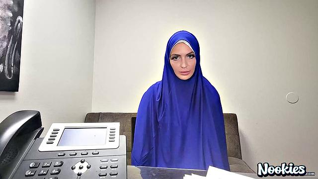 Взрослая в хиджабе отдается за гринкарту и получает сперму в себя.