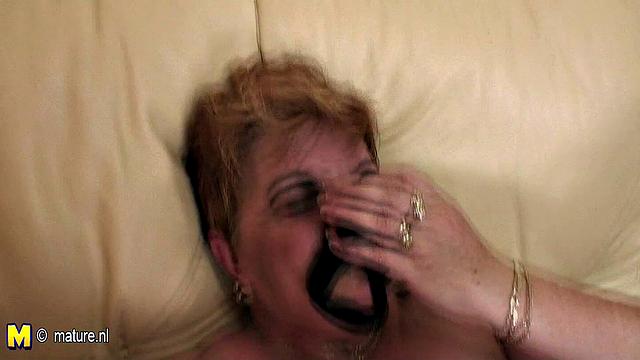 зрелая izabelle сама управляет процессом и не пропускает ни сантиметра