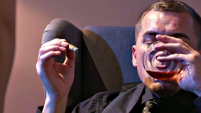 зрелая в белье танцует и садится сверху на мужика