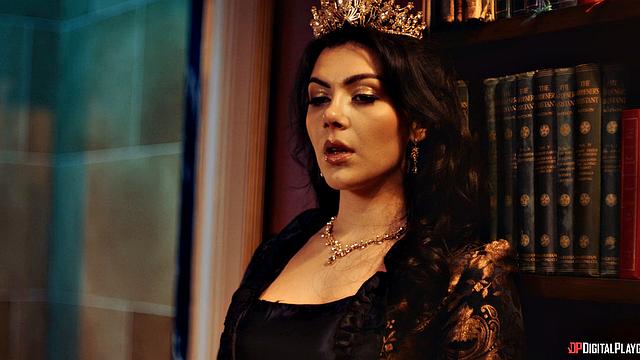 королева на допросе - и на бильярдном столе в позе ковбойши