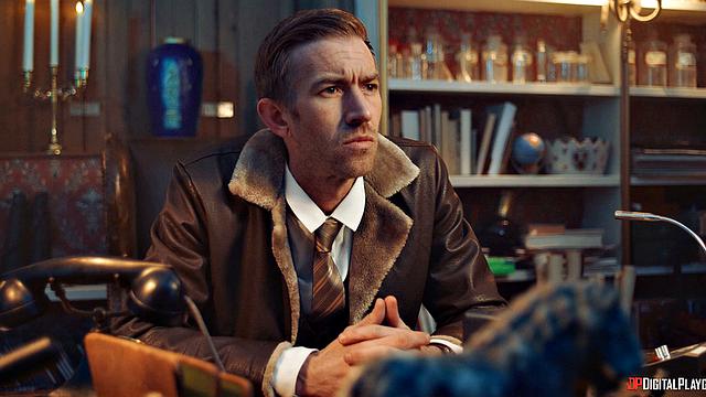 королева на допросе - и на бильярдном столе в позе ковбойши