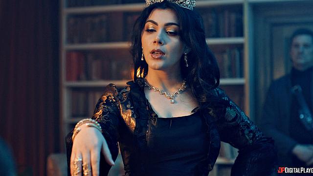 королева на допросе - и на бильярдном столе в позе ковбойши