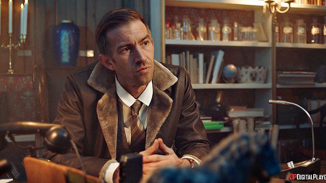 королева на допросе - и на бильярдном столе в позе ковбойши