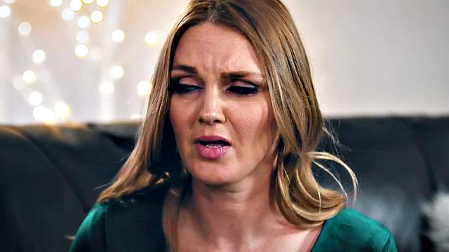 две зрелые лесбиянки устроили смешной 69 - нюхают друг другу киски