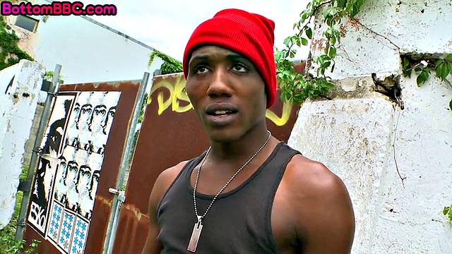 Жаркая гей-сцена на природе: черный мужик дает по полной, все в pov формате.