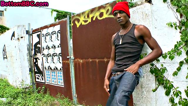 Жаркая гей-сцена на природе: черный мужик дает по полной, все в pov формате.