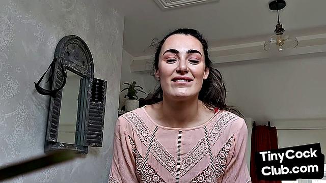 британская госпожа унижает дрочеров у себя дома