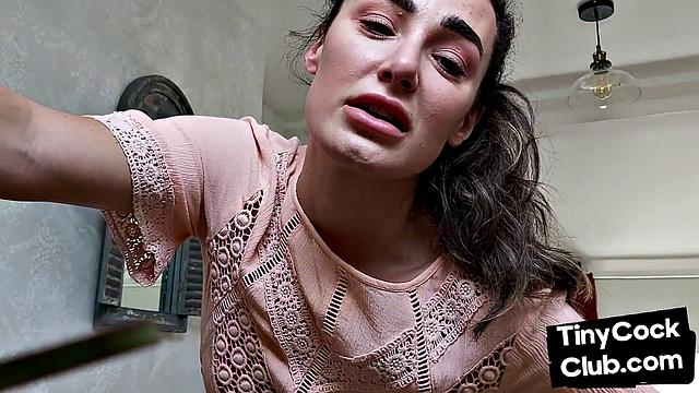 британская госпожа унижает дрочеров у себя дома