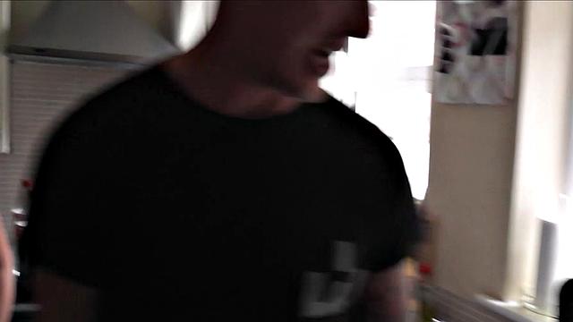 Блондинка MILF и молодая брюнетка трахаются с двумя парнями вчетвером